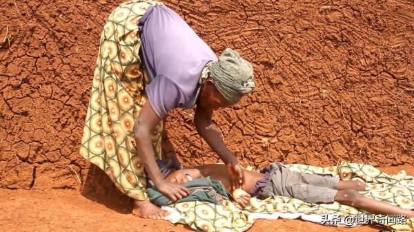 非洲腦癱夫妻結婚27年,每天嘴對嘴餵飯給丈夫,愛情和金錢無關 非洲腦癱夫妻結婚27年,每天嘴對嘴餵飯給丈夫,愛情和金錢無關