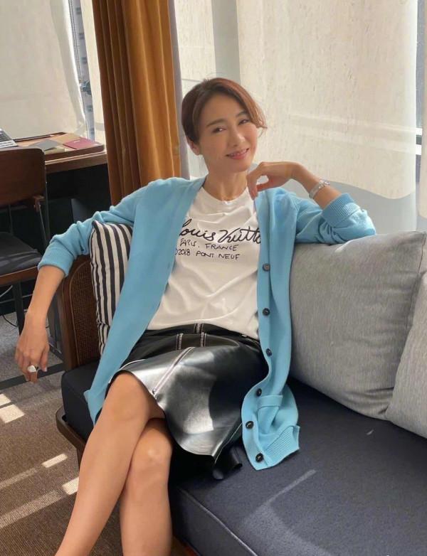 黎姿50歲生日宴排場大，一家8口大合影，她一襲長裙減齡又時尚