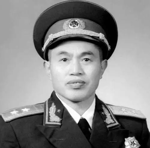 匪首罪行累累，皮定均攻打十天未克，找大棺材和五百斤炸藥建奇功