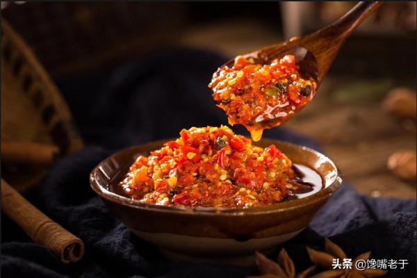 白切雞“骨中帶血”，吃了不拉肚子嗎？行話：斬開雞骨一線紅