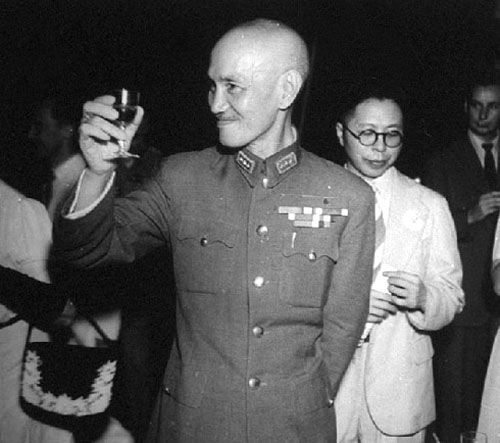 蔣介石正在舉辦頒獎晚會，一架國軍轟炸機來到上空，投下了炸彈