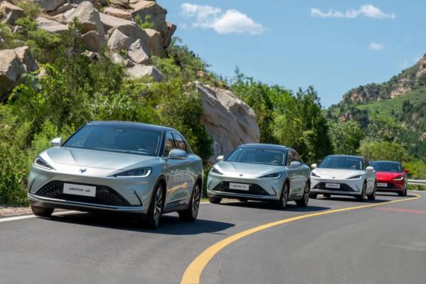 不止滿滿科技感，試駕極狐阿爾法S：豪華感十足，行駛品質出眾