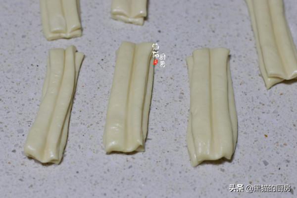 炸油條用普通麵粉還是高筋麵粉？酵母粉還是泡打粉？我來告訴你