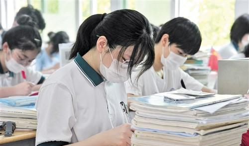 家長曬孩子滿牆獎狀：我家的清華學子，將來的！網友的評論很扎心