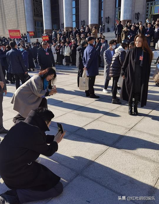 參加文代會的3位央視主持人康輝任魯豫朱迅，都根正苗紅不辱使命