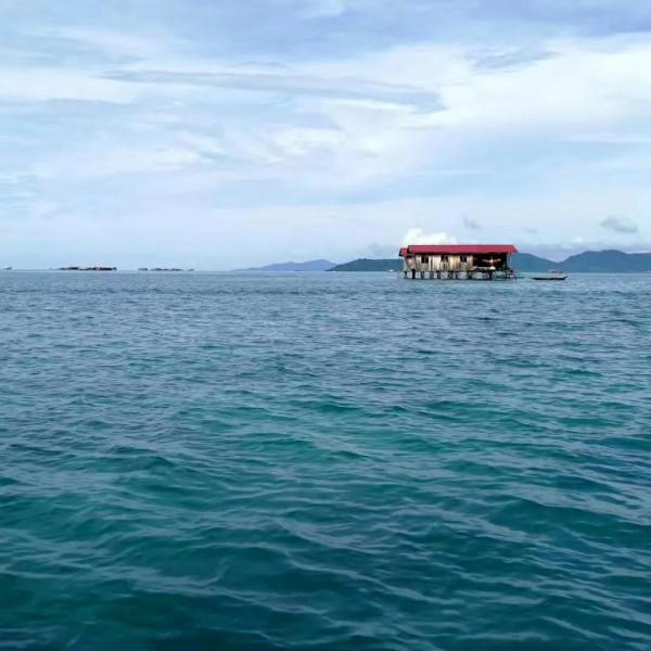 回憶是條悠長的海岸線，風平浪靜的馬六甲海峽