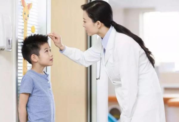 7歲娃愛吃肉，很少吃青菜，從不積食便秘，醫生：2件事或許有幫助