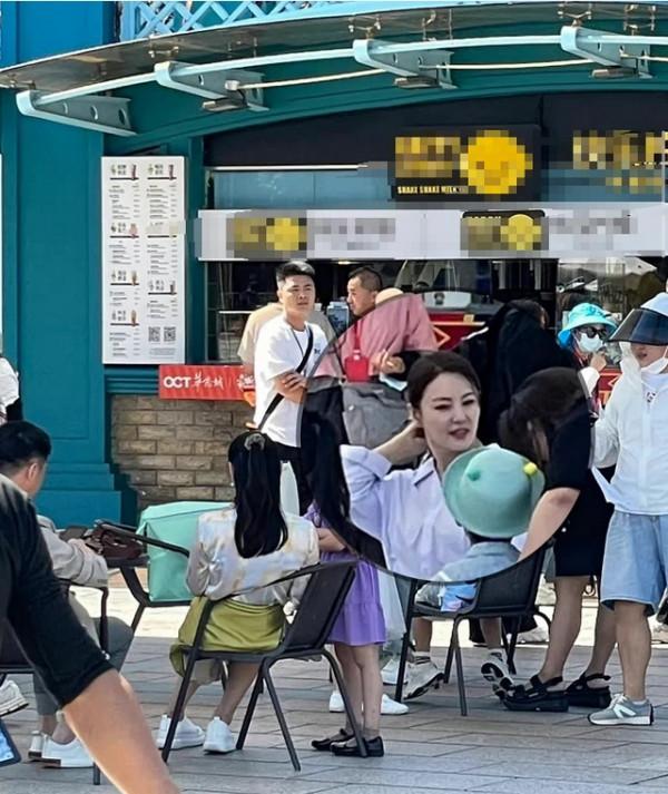 網友歡樂谷偶遇張雨綺，與小孩互動超溫柔，生圖奶油肌零瑕疵