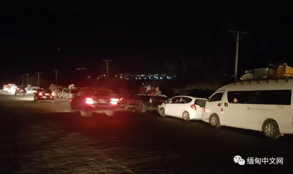 連夜打包連夜跑，還在車上樹白旗！這兩天，大量難民抵達緬甸撣邦