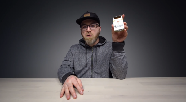 美國小夥斥巨資買中國老年手機，想證明質量不好，測試後連買10臺