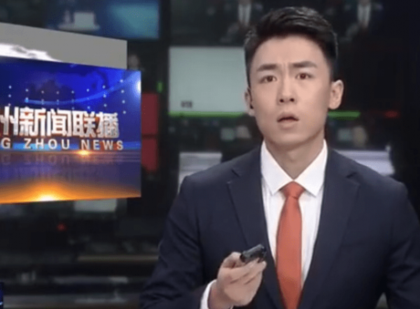 《杭州新聞聯播》提詞器宕機，男主播表情管理失控，狂按遙控被嘲