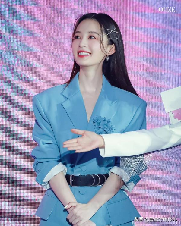 李沁身穿藍色西服套裝清新甜美，盡情散發迷人魅力，幹練又優雅