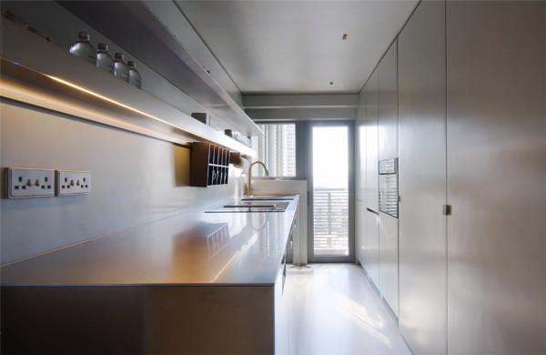 80後的他決定獨居，將59㎡小家兩室改一室，“豪裝”成頂配一人居