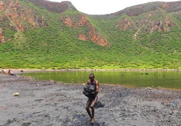 非洲採鹽人的亡命財富:全身潰爛,幾年後雙目失明,每天僅賺60元 非洲採鹽人的亡命財富:全身潰爛,幾年後雙目失明,每天僅賺60元