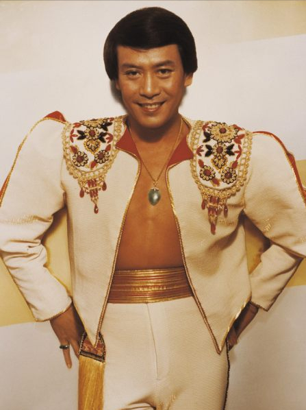 2002年，“一代妖男”羅文去世，為何鄧光榮在葬禮上怒罵劉鑾雄？