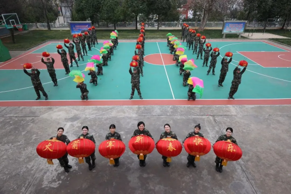 超多笑臉超多圖，快遞軍營年味濃又香！