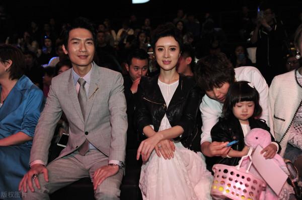 金巧巧和女兒穿親子裝,白色長裙配皮衣外套,精緻優雅真有貴婦範 金巧巧和女兒穿親子裝,白色長裙配皮衣外套,精緻優雅真有貴婦範