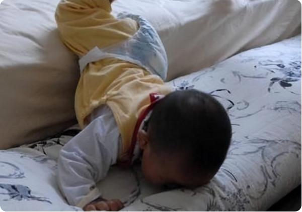 孩子墜床後，媽媽第一步要做的不是“立馬抱起”，正確做法要記住