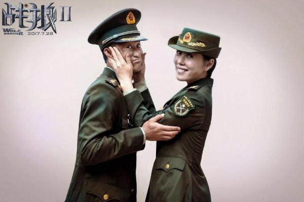 女明星軍裝造型有多浮誇？有人不捨大紅唇，有人腳踩10公分高跟