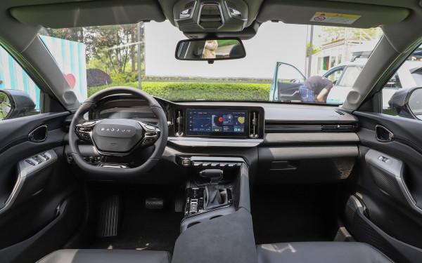 10萬預算，轎車、SUV、瓦罐選誰？3款代表車型對比，結果一目瞭然