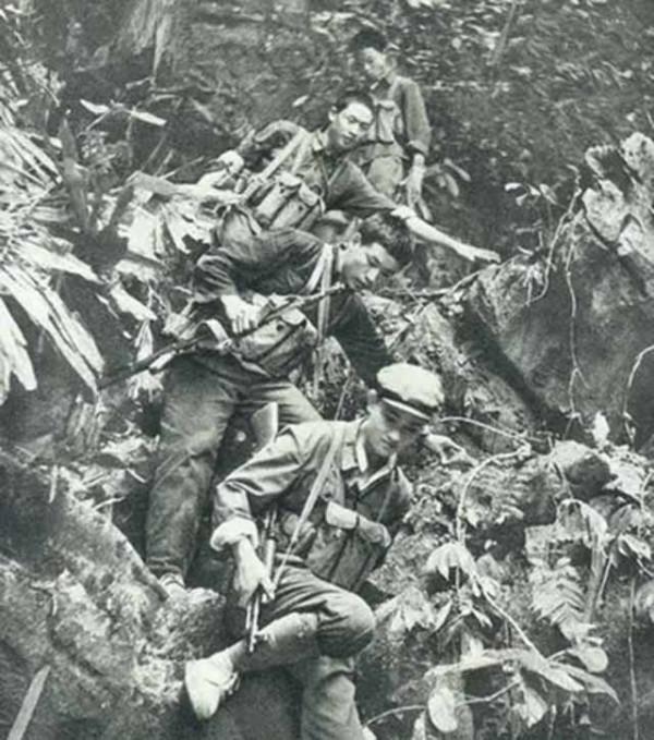 84年，越軍罵陣還朝哨所尿尿，駱科邦一擊將其斃命，越南懸賞3萬