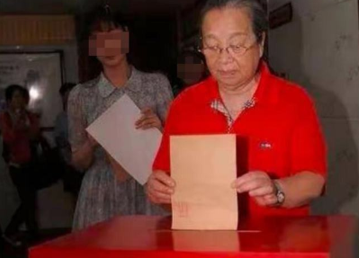 85歲李明啟現身春晚彩排！戴紅圍脖打扮樸素，歪頭打招呼好活潑