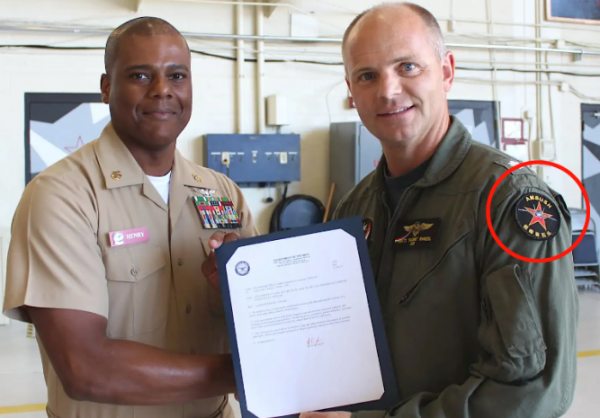 警惕!美戰機塗裝中國軍機標誌,美軍佩戴中文臂章,挑釁意味明顯 警惕!美戰機塗裝中國軍機標誌,美軍佩戴中文臂章,挑釁意味明顯