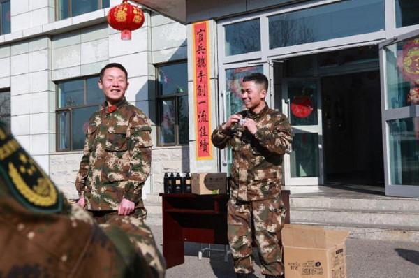 高原軍營年味濃