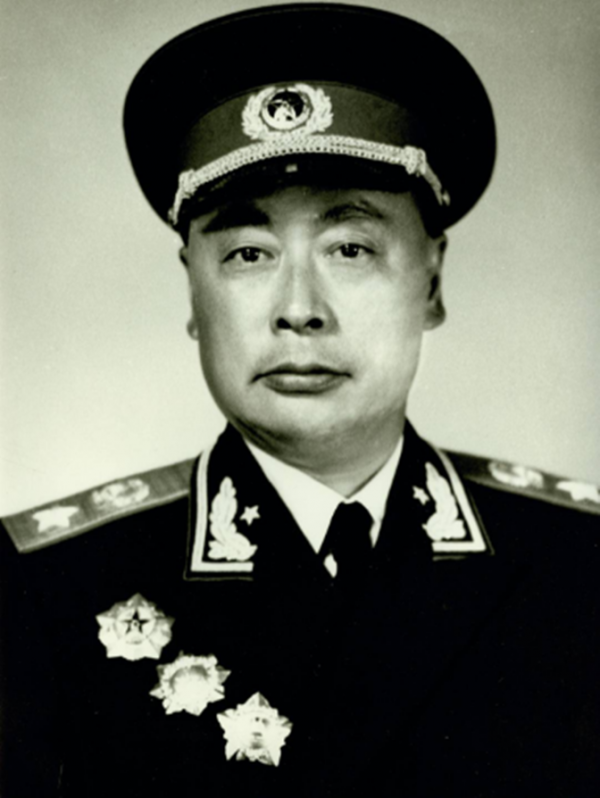 1972年，毛主席突然參加陳毅追悼會，離開時邁了幾次都上不去汽車