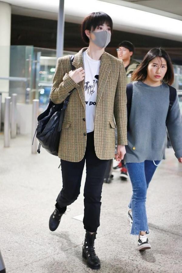 蔣欣敗給了自己的骨架，穿黑色禮裙顯得身材有點寬，但氣質感不差