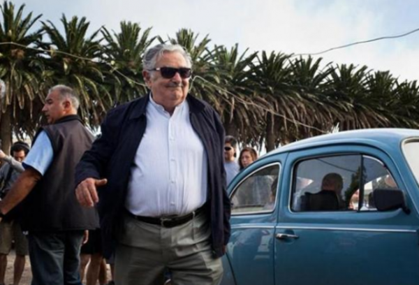 世界最窮總統:睡爛木房,自己耕地種菜,守衛僅2位警察+1條狗 世界最窮總統:睡爛木房,自己耕地種菜,守衛僅2位警察+1條狗