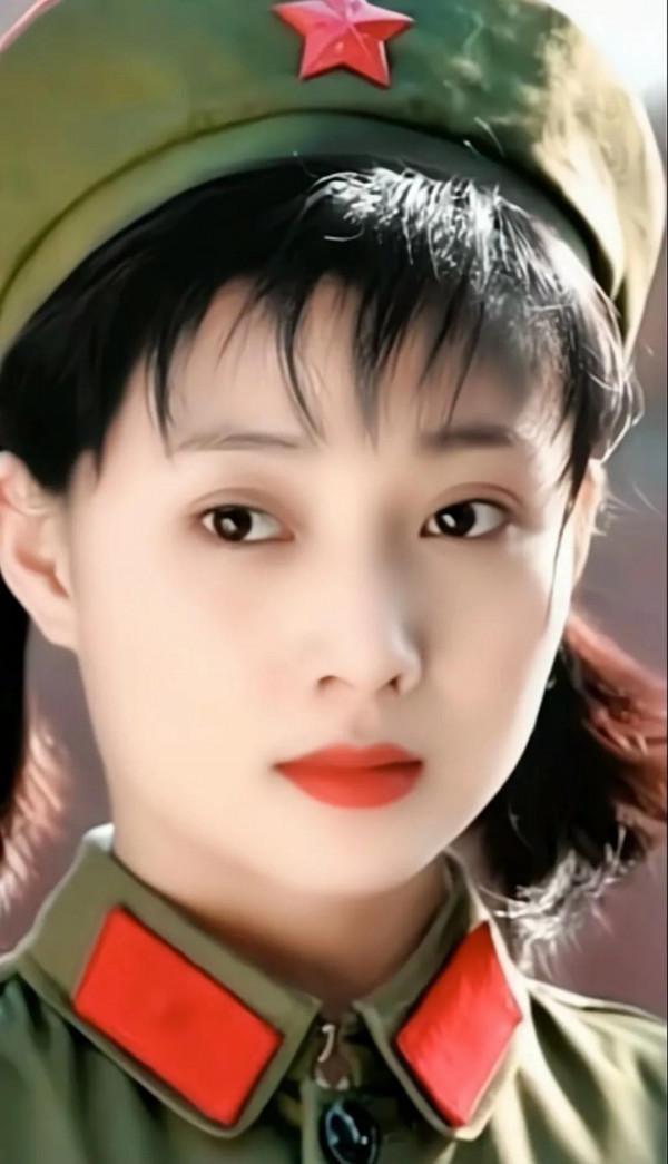 殷桃的軍裝照，個個調皮可愛，英姿颯爽，十張照片詮釋了答案