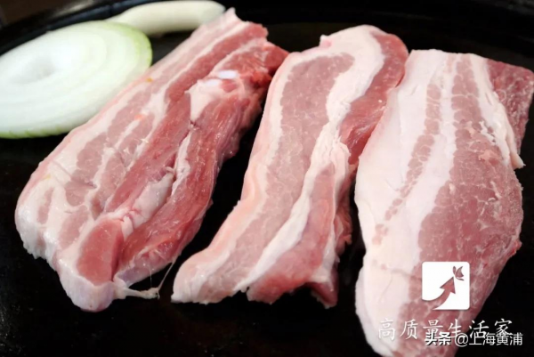 冰箱拿出來的凍肉，千萬​不要拿水泡著化，教你1個訣竅，化完彈嫩又多汁