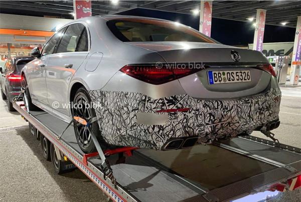 全新賓士AMG S63e實車諜照曝光，採用碩大的進氣格柵，採用大標