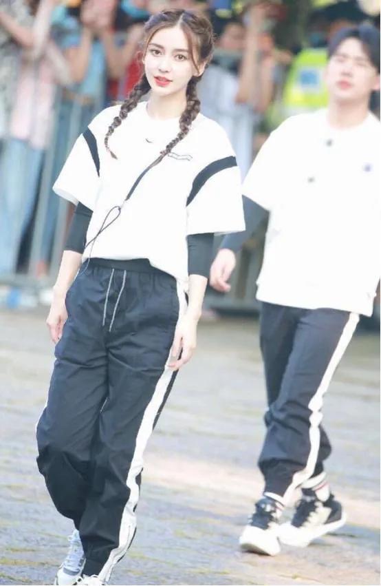 劉詩詩“大爺式”坐姿亮了!穿運動服的女明星有多美 劉詩詩“大爺式”坐姿亮了!穿運動服的女明星有多美