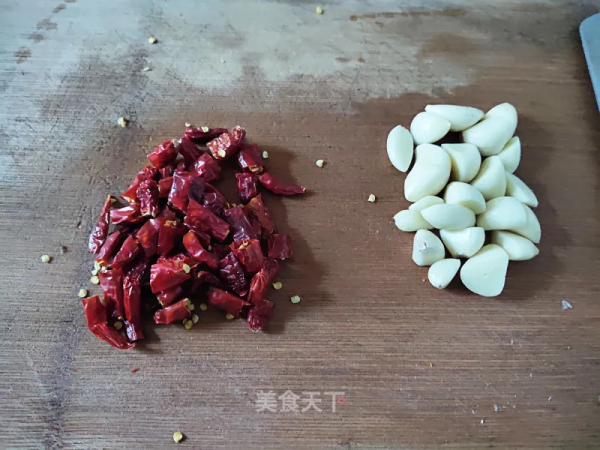 這幾道乾煸菜，焦香四溢，麻辣過癮，下酒又下飯