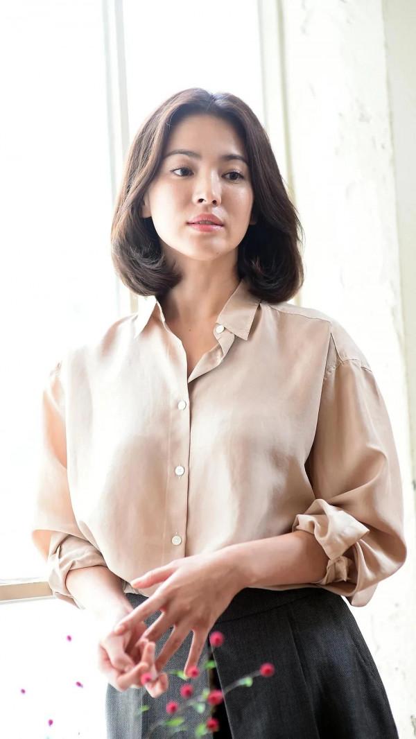 她的背影讓人魂牽夢繞，她的笑容使人勾魂攝魄。韓國女神宋慧喬