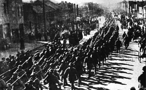 蔣介石看著十大元帥名單，沉思一會指著陳毅說：這人太厲害了