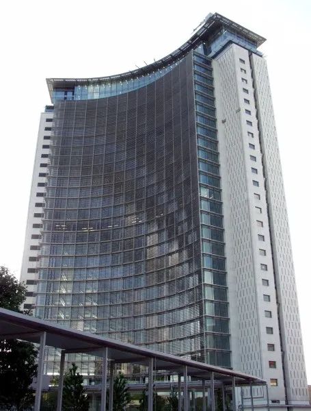 各國大使館樓頂短波天線陣列在衛星通訊主導的今天還有用麼? 各國大使館樓頂短波天線陣列在衛星通訊主導的今天還有用麼?