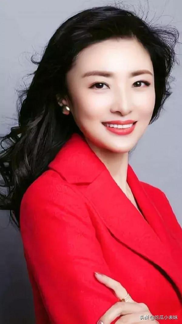 周濤，年過百半，風采依舊