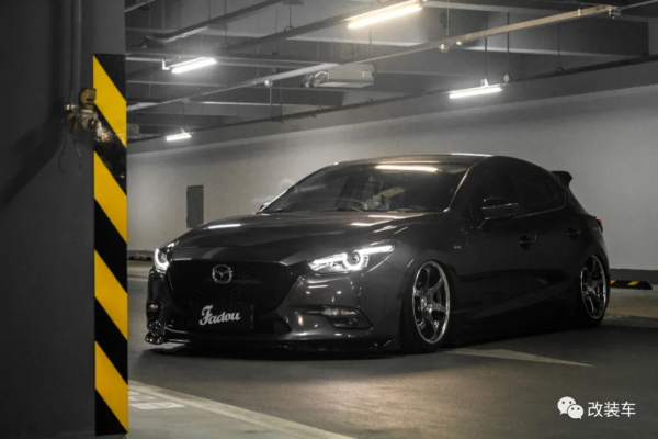 姿態風兩廂馬自達昂克賽拉，趴在地上的&quot&semi;鋼炮&quot&semi;也能很帥