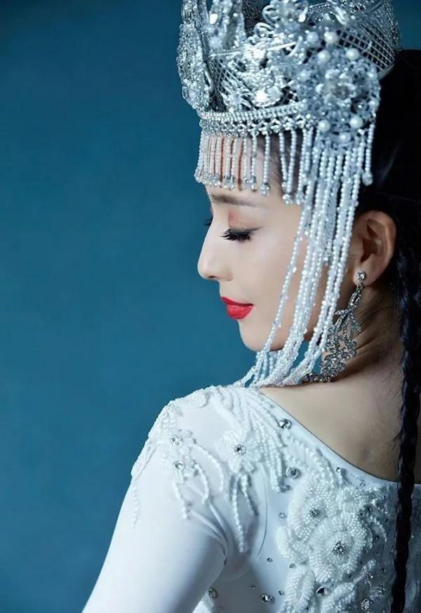 5位新疆美人珠寶加持：佟麗婭，熱巴，娜扎，麥迪娜...誰最美？
