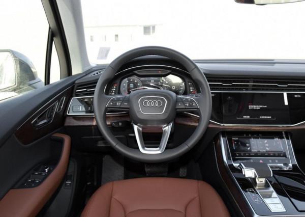 相比起寶馬X5和賓士GLE,奧迪Q7最大的亮點就是68.88萬起 相比起寶馬X5和賓士GLE,奧迪Q7最大的亮點就是68.88萬起