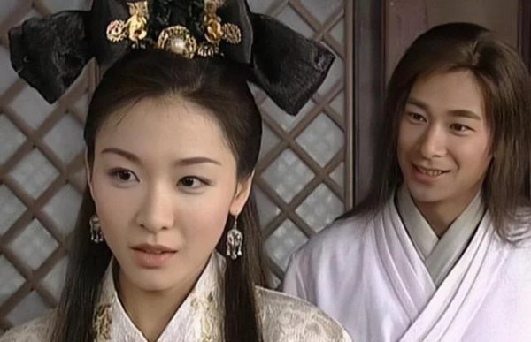 當年《風雲》劇組太窮,女演員頭頂筷子、蚊帳鉤,卻成為一代經典 當年《風雲》劇組太窮,女演員頭頂筷子、蚊帳鉤,卻成為一代經典