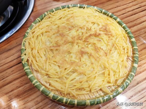 吃脊骨土豆鍋的精華不在於啃骨頭，而是最後的鍋底炒飯