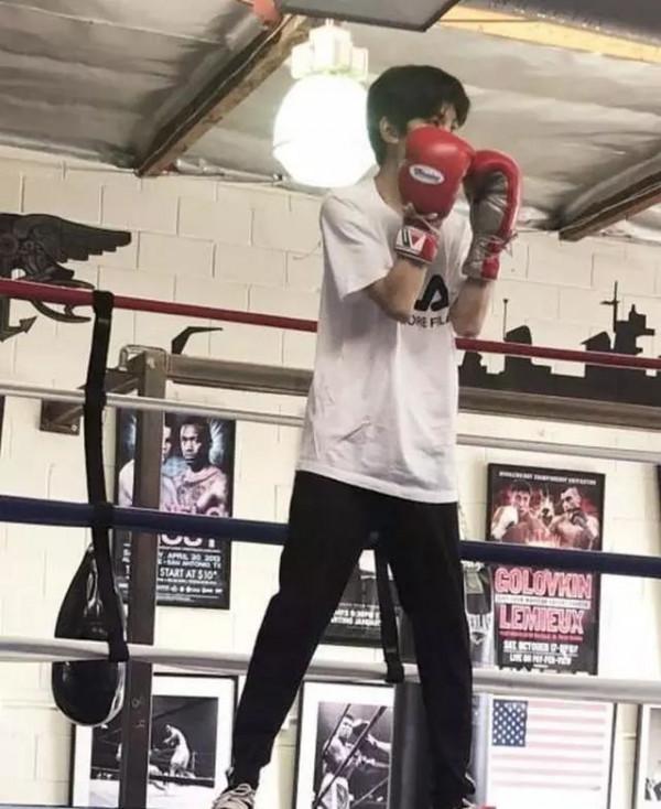 王源健身照臂膀肌肉暴起，不再是小鮮肉要走型男路線