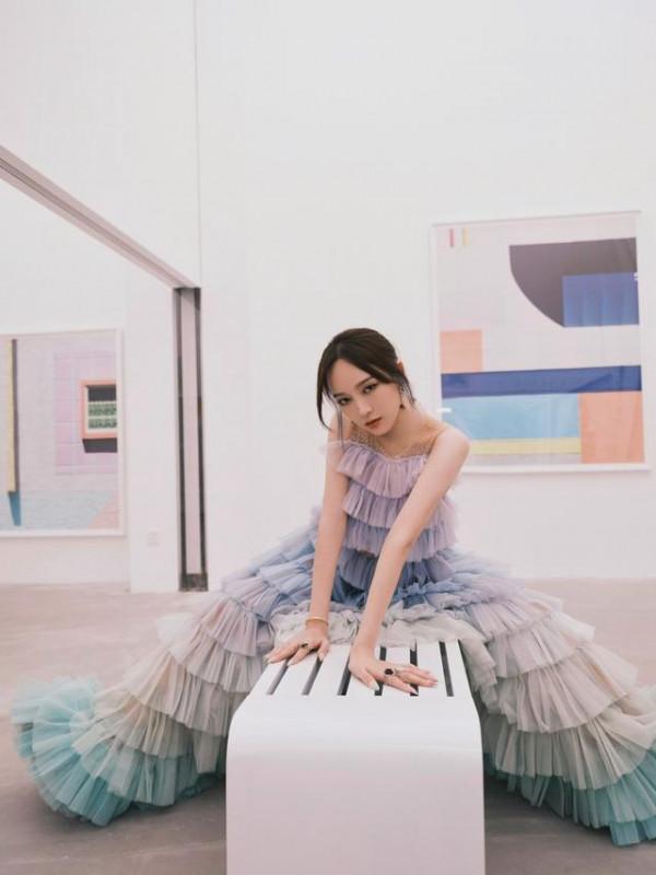 韓國回來的孟佳就是厲害，蛋糕裙也能穿出“女團風”，時髦又減齡