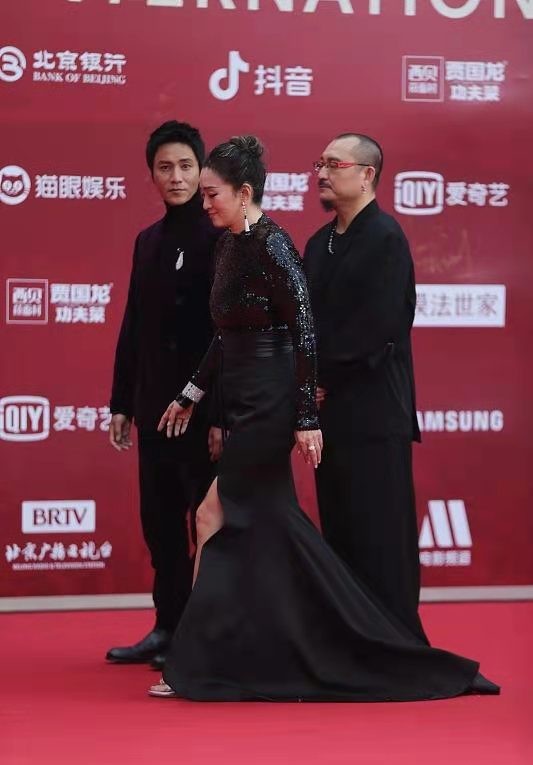 紅毯女王強勢迴歸！鞏俐一襲高腰開叉裙居C位，兩邊男神瞬間遜色