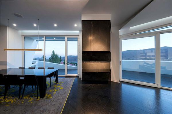 地基不夠,“身高”來湊 / 懸式住宅 地基不夠,“身高”來湊 / 懸式住宅