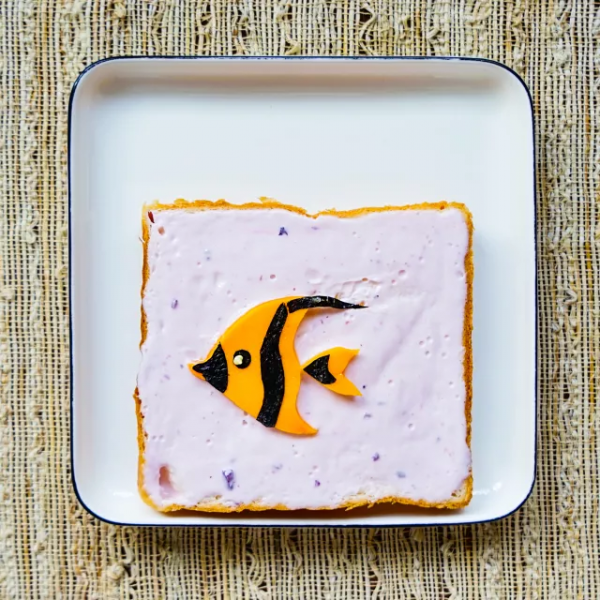 趣味早餐食譜:熱帶魚吐司麵包搭配雞絲蔬菜沙拉 趣味早餐食譜:熱帶魚吐司麵包搭配雞絲蔬菜沙拉